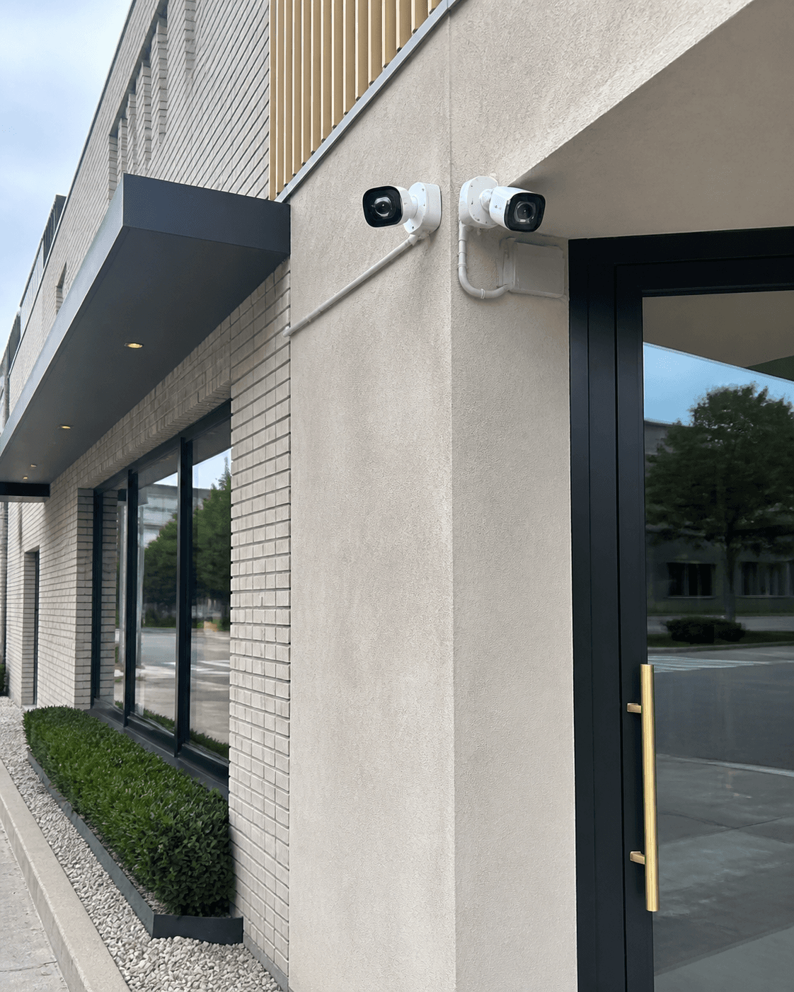 Caméras de surveillance intégrées à la façade d'un commerce belge