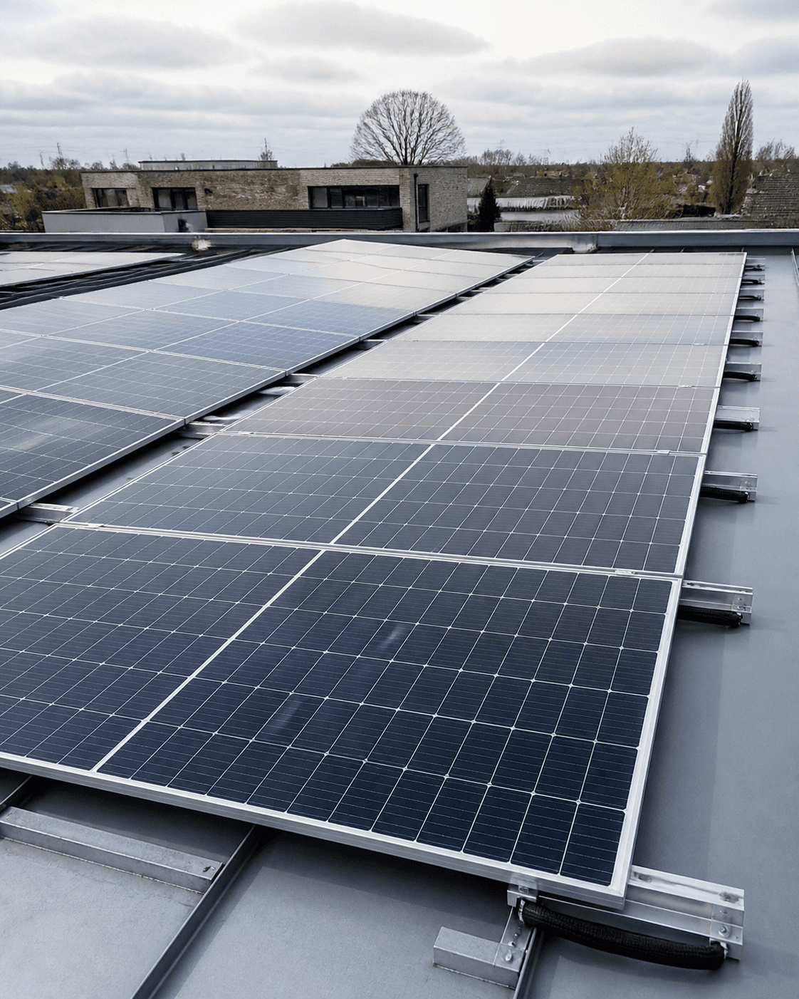 Panneaux solaires sur le toit d'un bâtiment professionnel belge